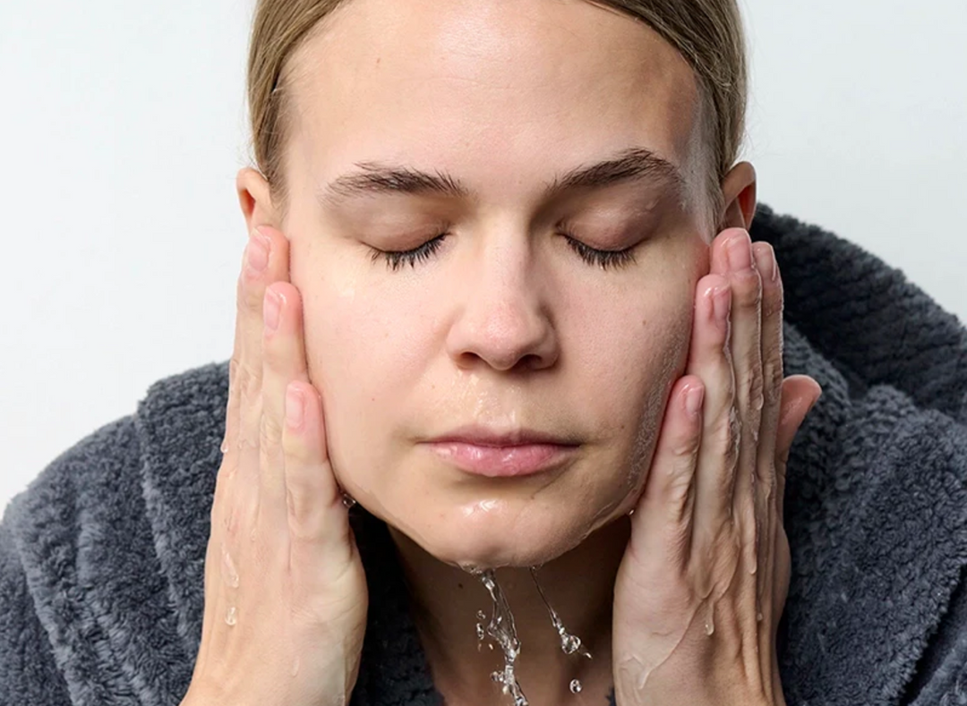 cuidado facial con Cold Plasma Plus+ Daily Detox Clay Cleanser