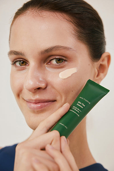 Protector Solar Facial Boutijour Skin Tint Essence SPF50 aplicación en el rostro