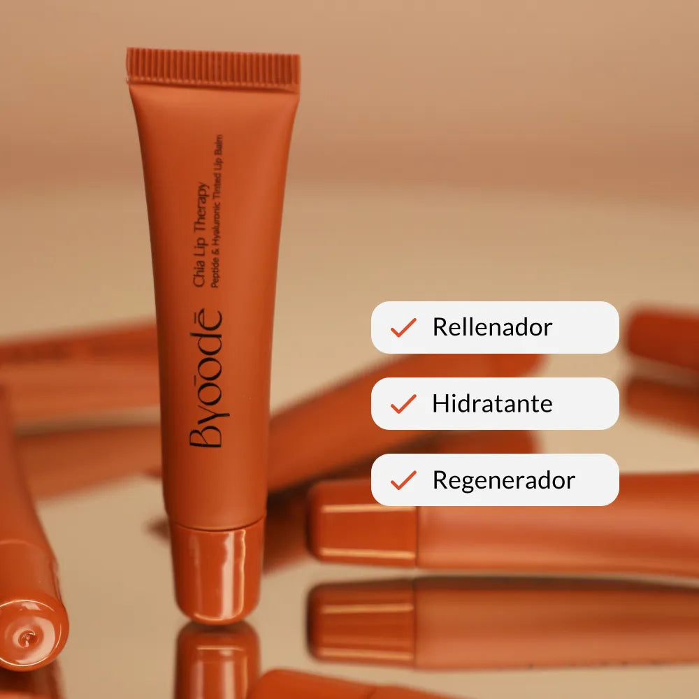 Envase de Chia Lip Therapy posicionado encima de un espejo y con los 3 beneficios escritos: rellenador, hidratante y regenerador