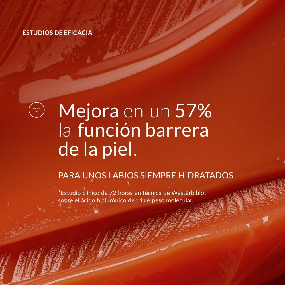 El texto "Mejora en un 57% la función barrera de la piel" según estudio clínico con fondo la textura del labial.