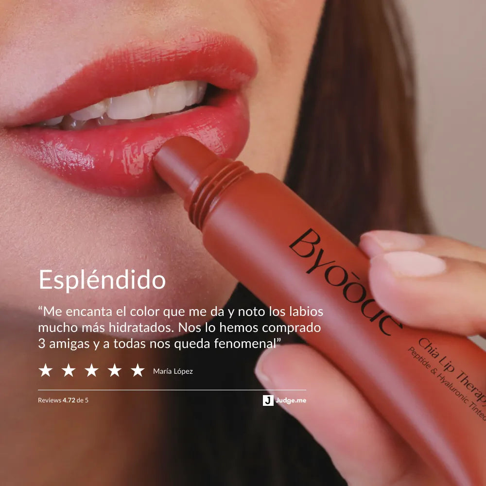 Reseña de un cosnumidor con fondo una mujer aplicando el producto