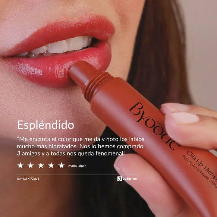 Reseña de un cosnumidor con fondo una mujer aplicando el producto