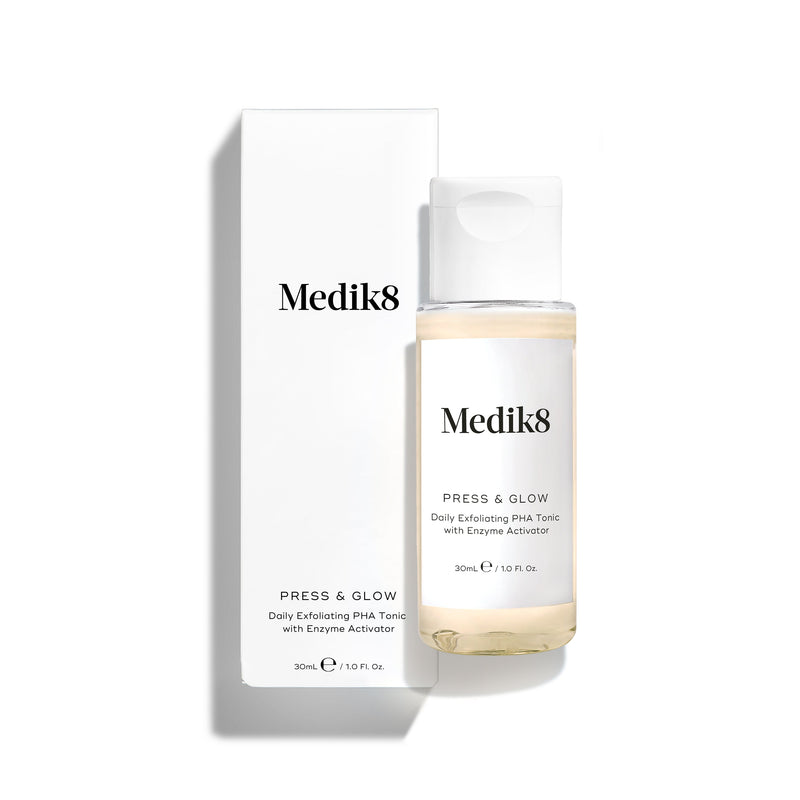 Tamaño viaje del tónico exfoliante Medik8 Press & Glow con caja