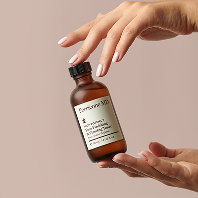 Perricone MD High Potency Face Finishing &amp; Firming Toner con manos