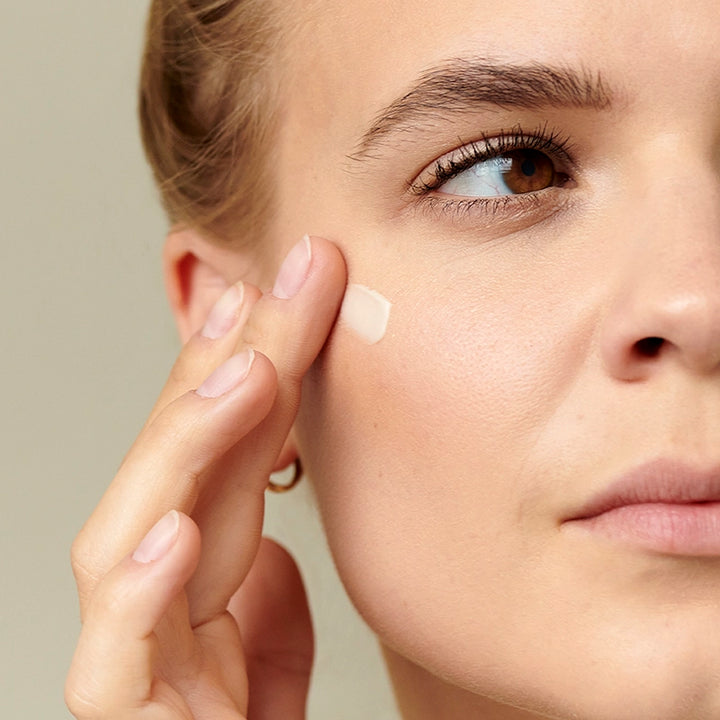 Aplica Perricone MD No Makeup Instant Blur Priming Moisturizer antes de maquillarte