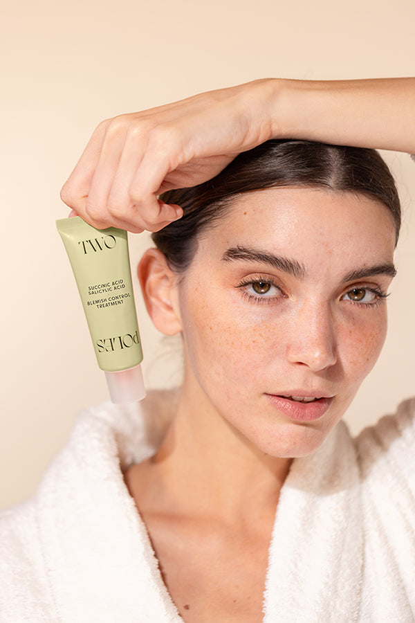 Blemish Control Treatment de Two Poles envase con modelo